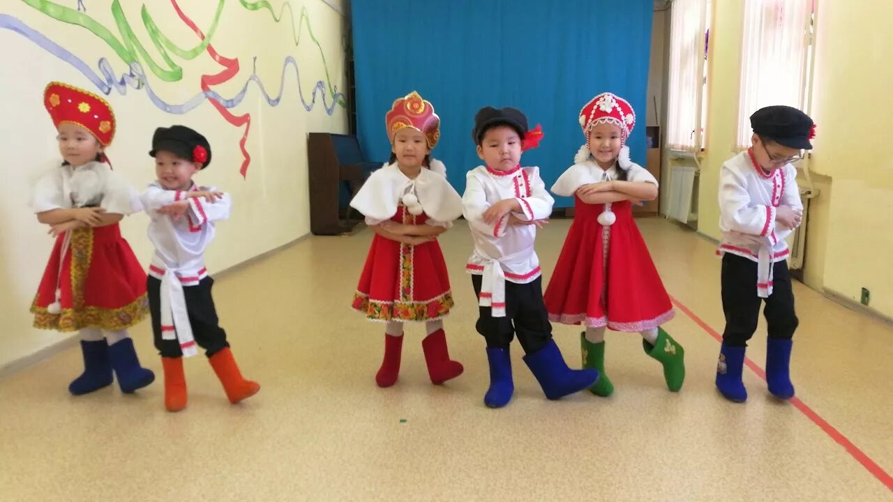 Танцы в детсаду. Народный танец в детском саду. Русский народный танец в детском саду. Танцевальный конкурс для детей. Дети в народных костюмах в детском саду.