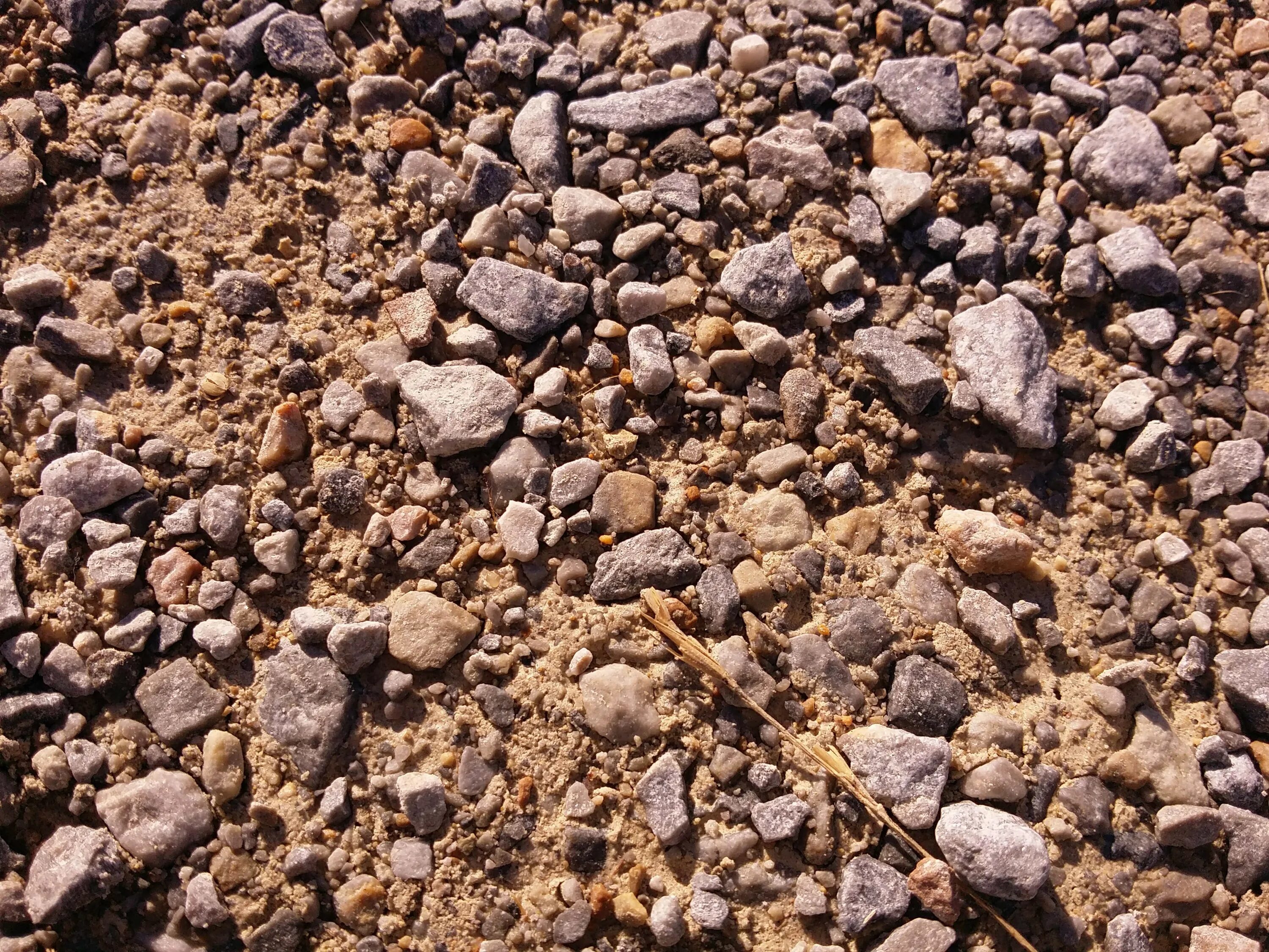 Каменистая почва. Каменистый грунт. Почва с камнями. Грунт текстура. Подозрительный гравий