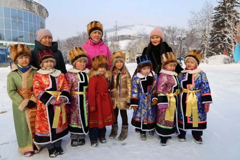 Одежда горно алтайск. Чага байрам в Республике Алтай. Праздник чага байрам Республика Алтай. Чага байрам в Горно Алтайске. Национальный праздник алтайцев чага байрам.