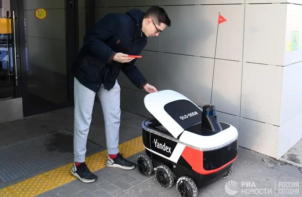 Доставить робота. Робот почтальон. Робот доставщик еды. Робот курьер. Робот доставщик яндекс в мурино.