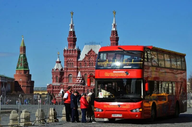 Экскурсионный автобус на красной площади. Экскурсии по Москве на автобусе с красной площади. Экскурсионные автобусы на красной площади по Москве. Туристы в Москве. Автобусная экскурсия красная площадь