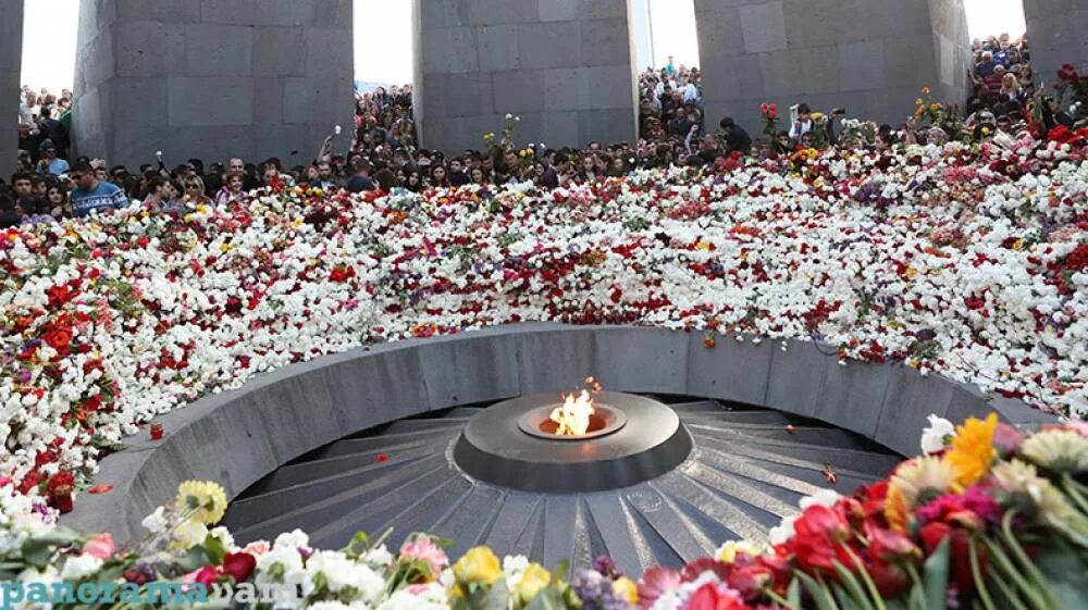 24 апреля 19 года. Цицернакаберд 1915. Цицернакаберд 24 апреля. Геноцид армян 24 апреля 1915 г. Музей геноцида армян в Ереване.