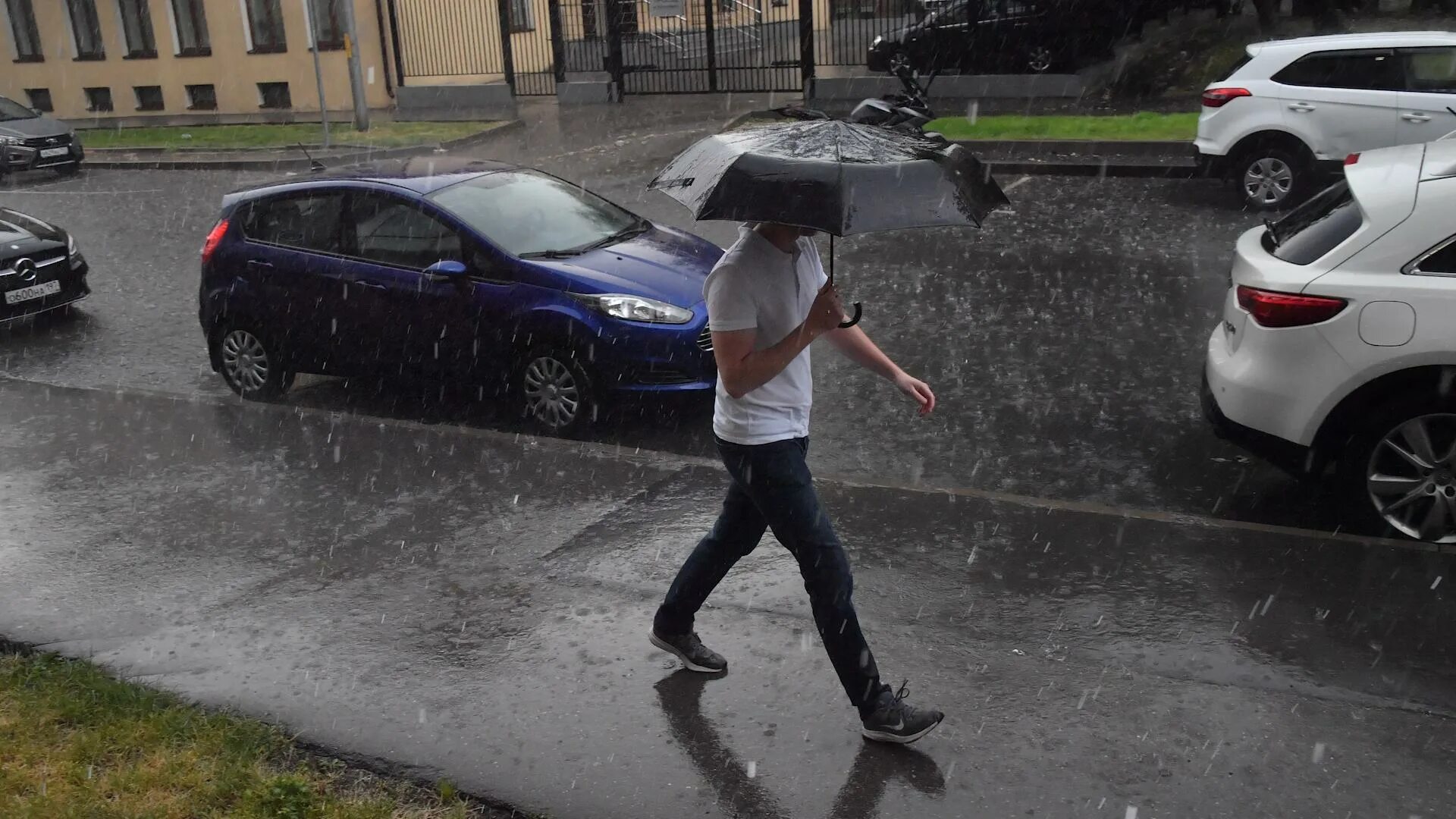 Идет ли сейчас дождь. Сильный дождь. Сильный ливень. Самый сильный ливень. Дождь в Москве.