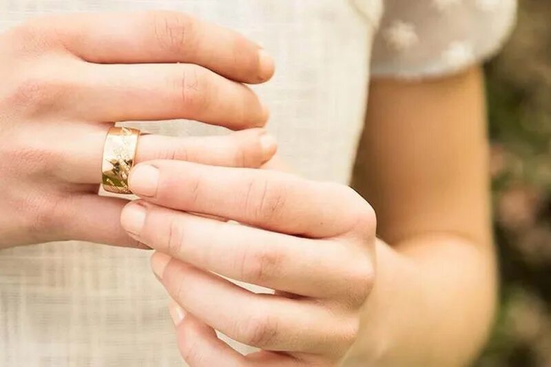 Широкое кольцо из золота. Мужское обручальное кольцо Chopard. Обручальное кольцо белое золото на руке. Золотые кольца украли