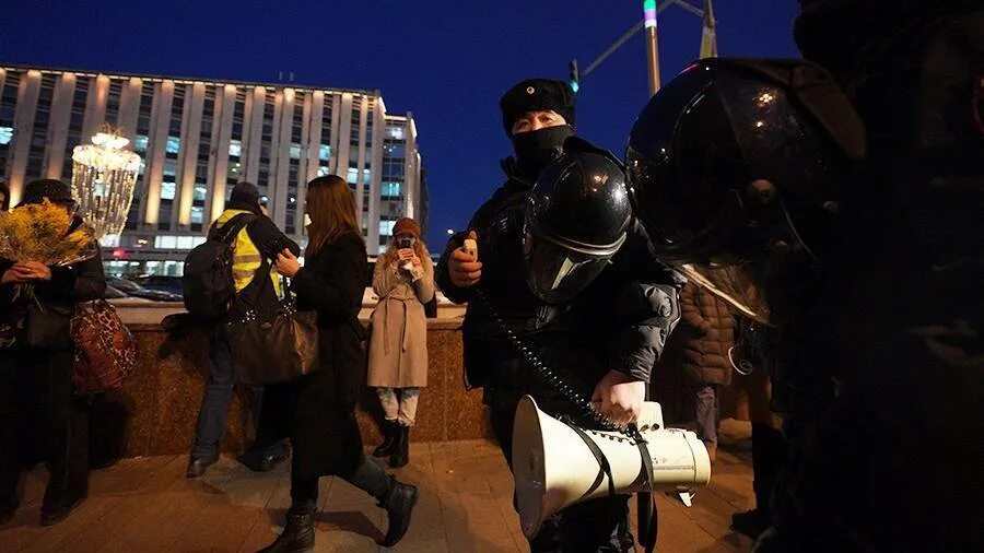 Девушка бросившая коктейль Молотова в полицейских. Несанкционированный митинг в Москве. Коктейль Молотова на митинге. Украина последние новости на сегодня 17.03 2024