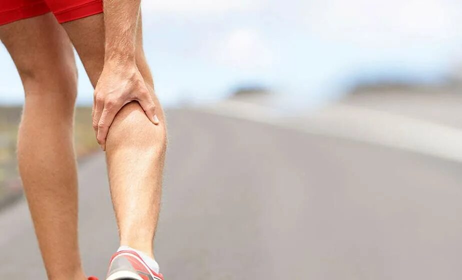 человек на пробежке. упражнения для икроножных мышц. ходьба ноги. спортивные мужские ноги. красивые икры.
