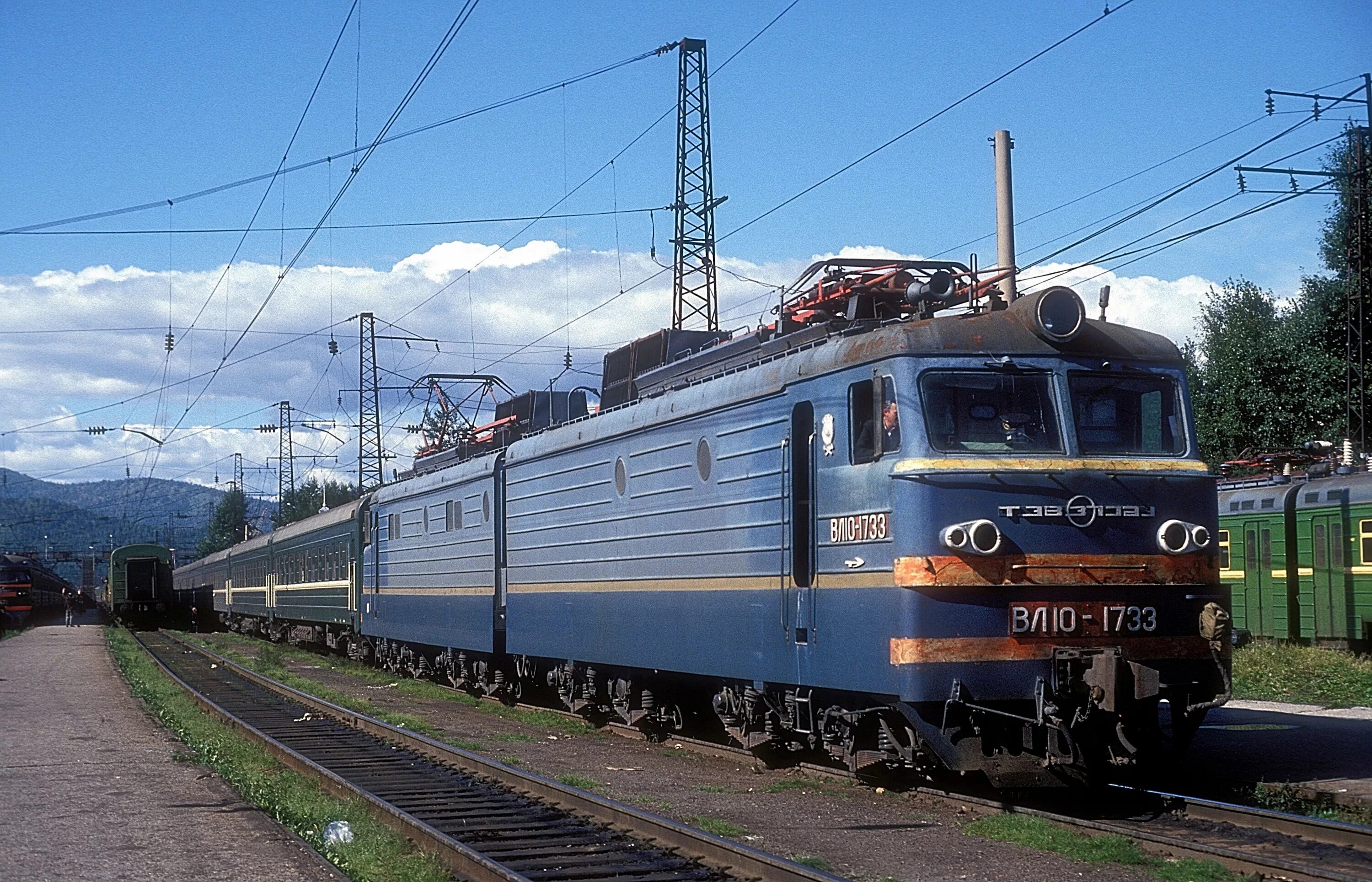 Вл10 электровоз. Вл10-1733. Электровоз вл10 с пассажирским поездом. Вл10 электровоз Иркутск. Куйбышев электричка