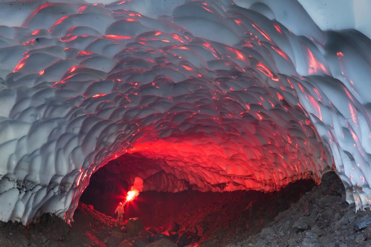 Вулкан Мутновский Ледяная пещера. Ледяная пещера возле вулкана Мутновского, Россия. Ледяная пещера Камчатка. Ледниковая пещера вулкана Мутновский на Камчатке. Необыкновенное зрелище