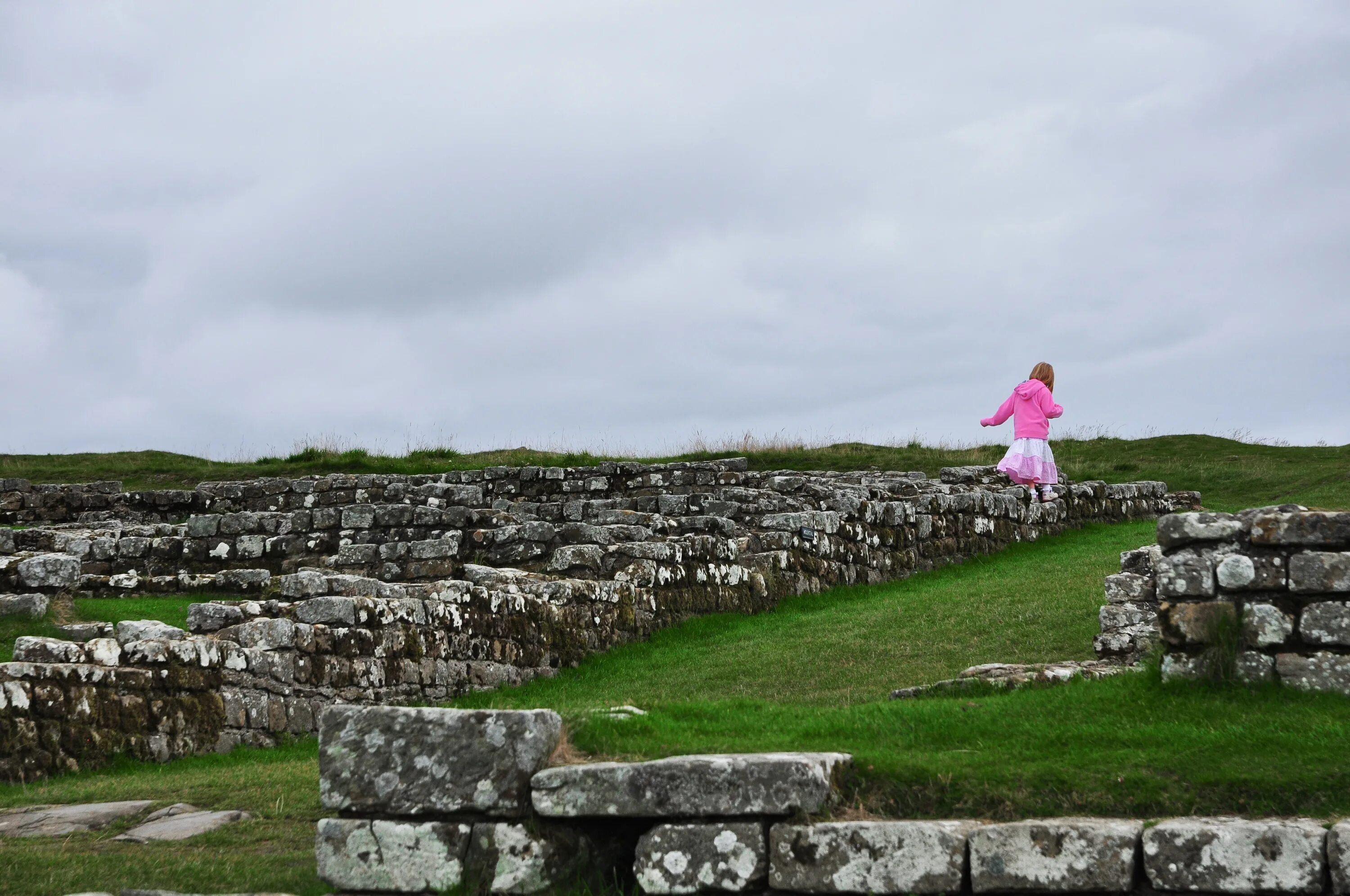 Девочка холмы. Ruins of Hadrian's Wall.