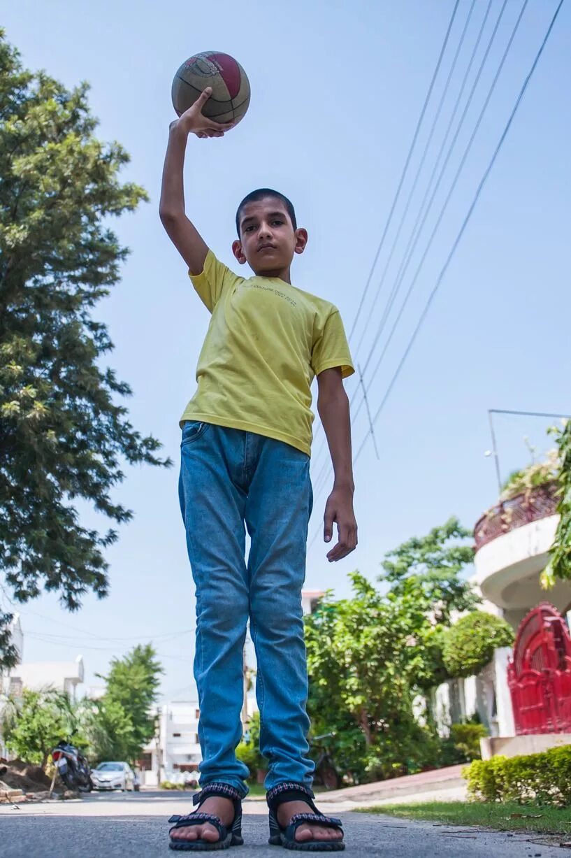 Выше детка. Самый высокий ребенок в мире Каран Сингх. Каран Сингх самый высокий человек. Каран Сингх рост в 8 лет. Каран Сингх мальчик.