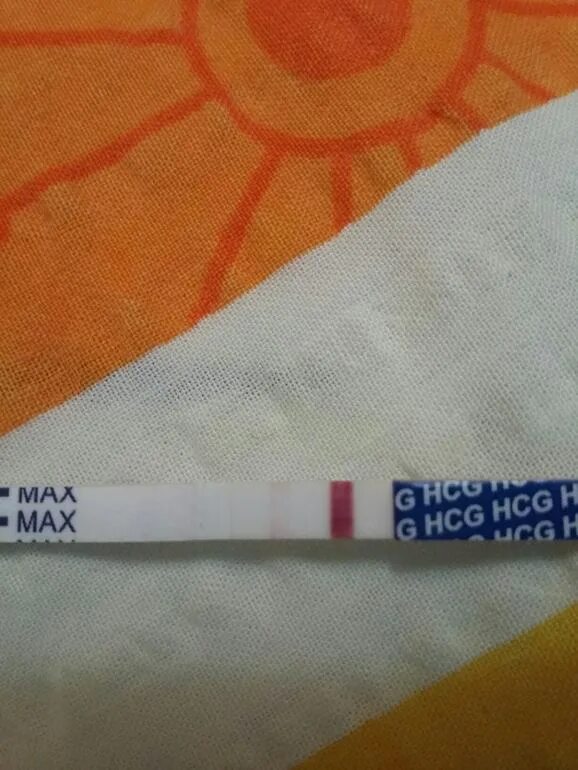 Тест одна полоска а месячных. Слабая вторая полоска на тесте на беременность на 2 день задержки. Очень слабая полоска на тесте и месячные. Тест с двумя полосками. Тест на беременность полоска призрак.