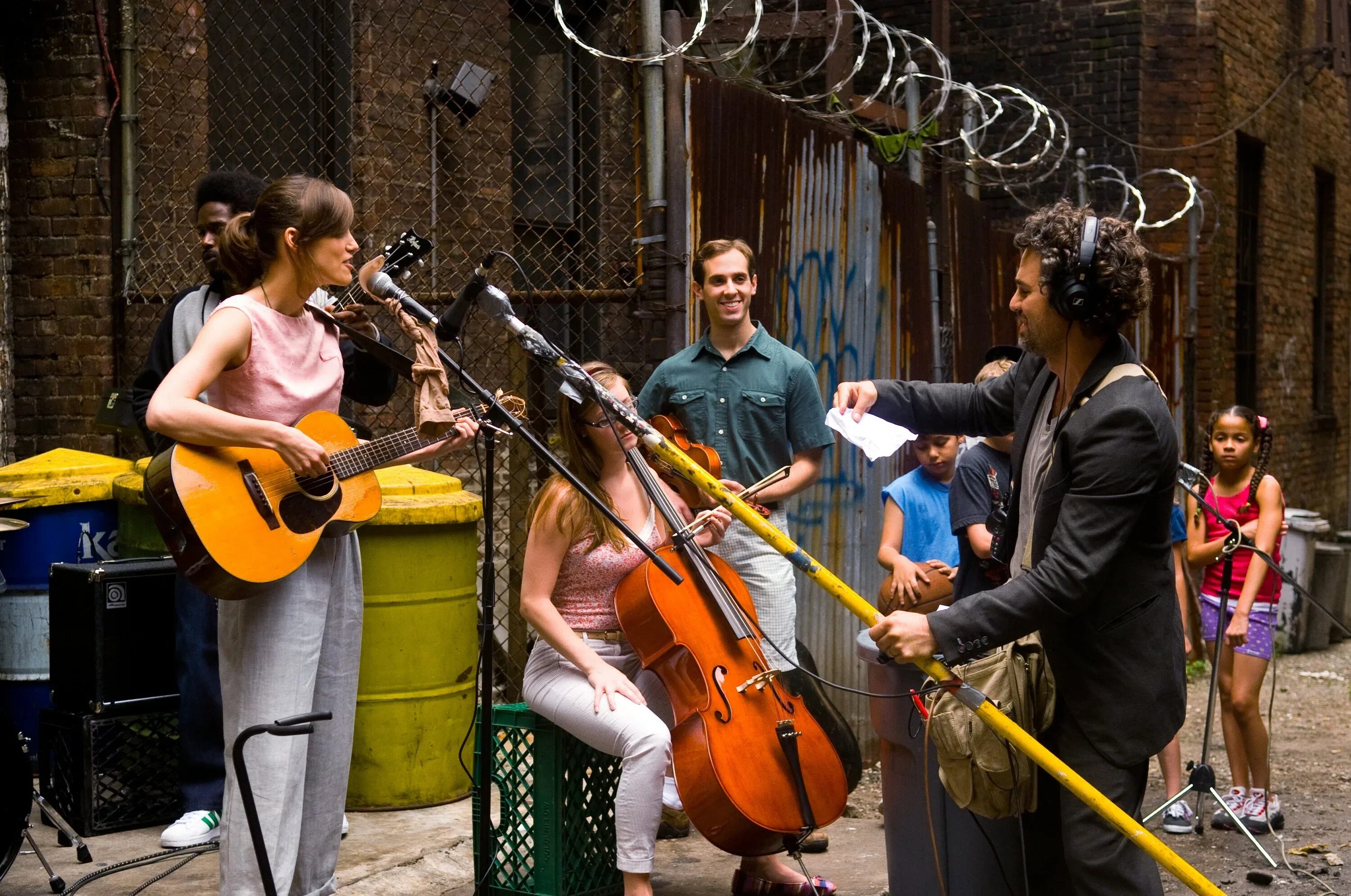 Саундтрек к фильму город. Begin again 2013. Хоть раз в жизни (2013).