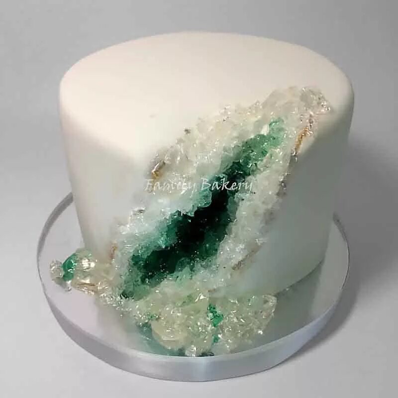 Жеода из изомальта. Торт жеода малахит. Торт с кристаллами. Декор торта кристаллами. Как делать изомальту