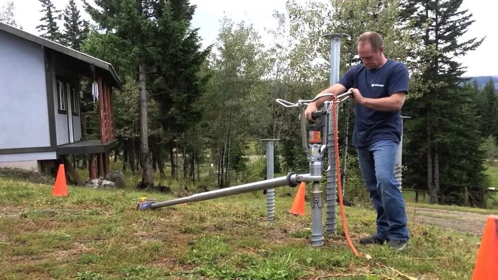 ввинчивание винтовых свай. вкручивание винтовых свай. закручивание винтовых свай. механизированная закрутка винтовых свай.