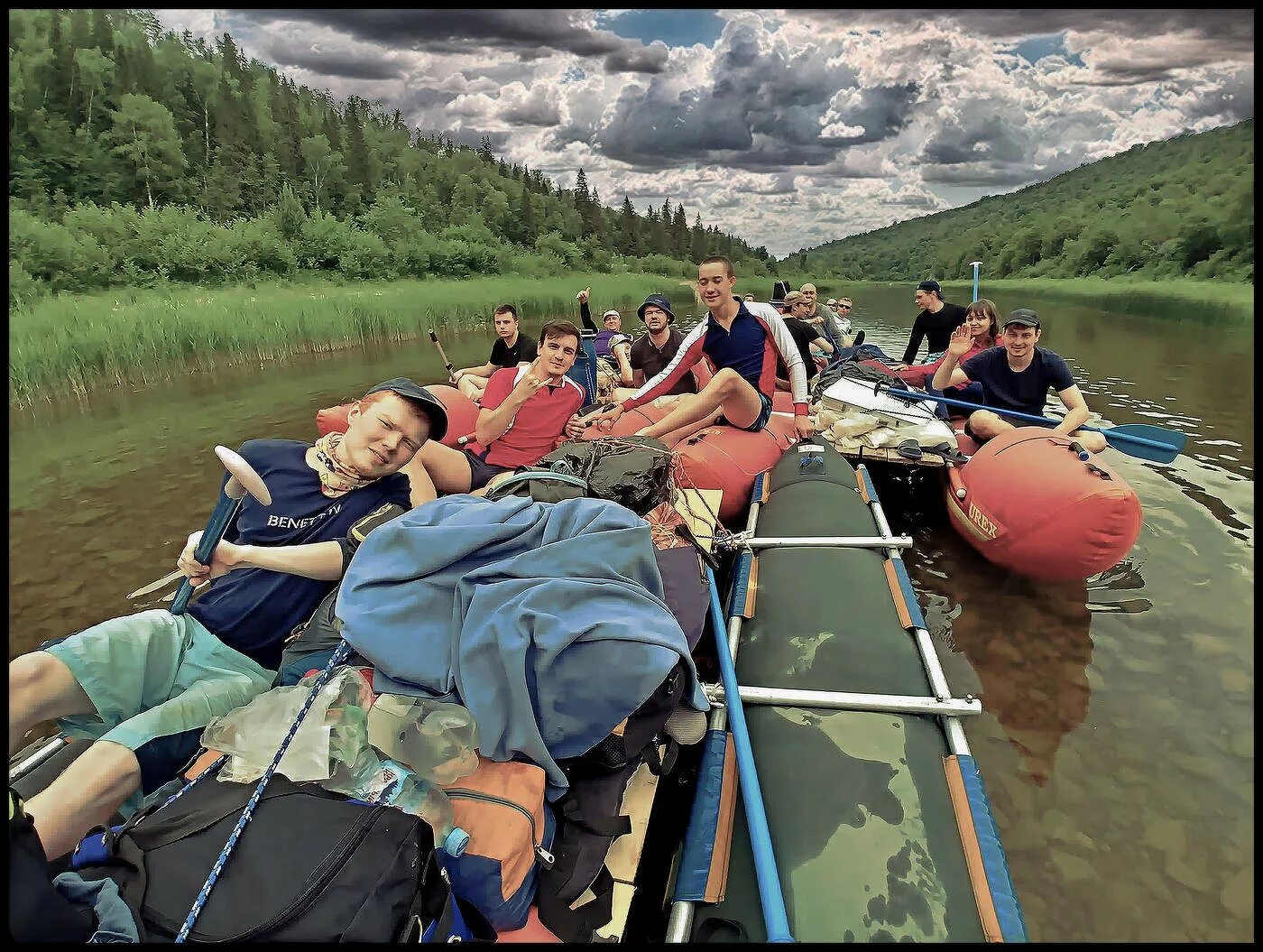 Сплав по реке магнитогорск. Сплав по реке кия. турист сплав. турист у речки. сплав с друзьями.