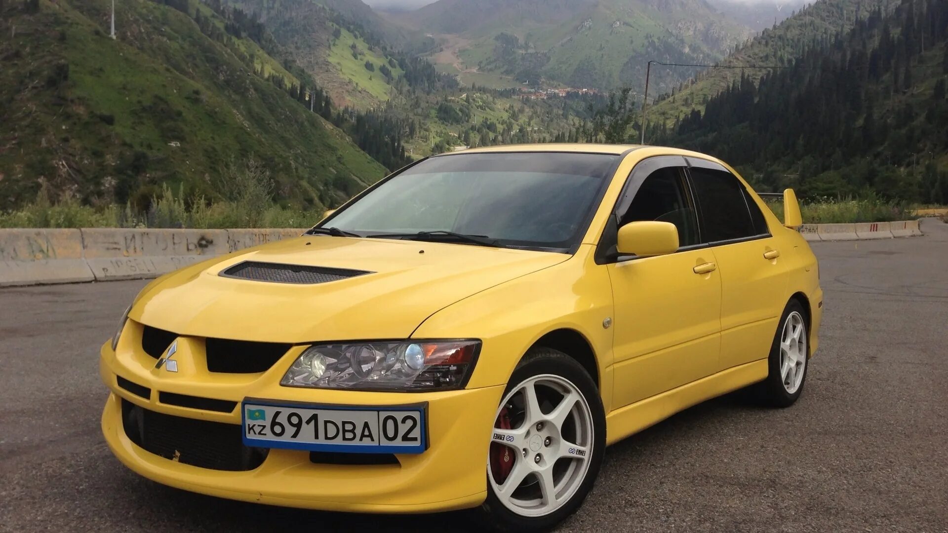 1.8 evo тест драйв. Митсубиси Лансер Эволюшн 8. Mitsubishi Lancer EVO 2003. Mitsubishi Lancer EVO 8 Yellow. Лансер Эво 8 желтый.