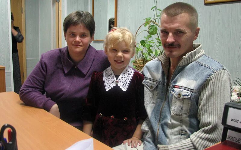 Опека интернатах. Опека фотографии. опека и попечительство картинки. шентала опека семьи. опекун и ребенок фото.