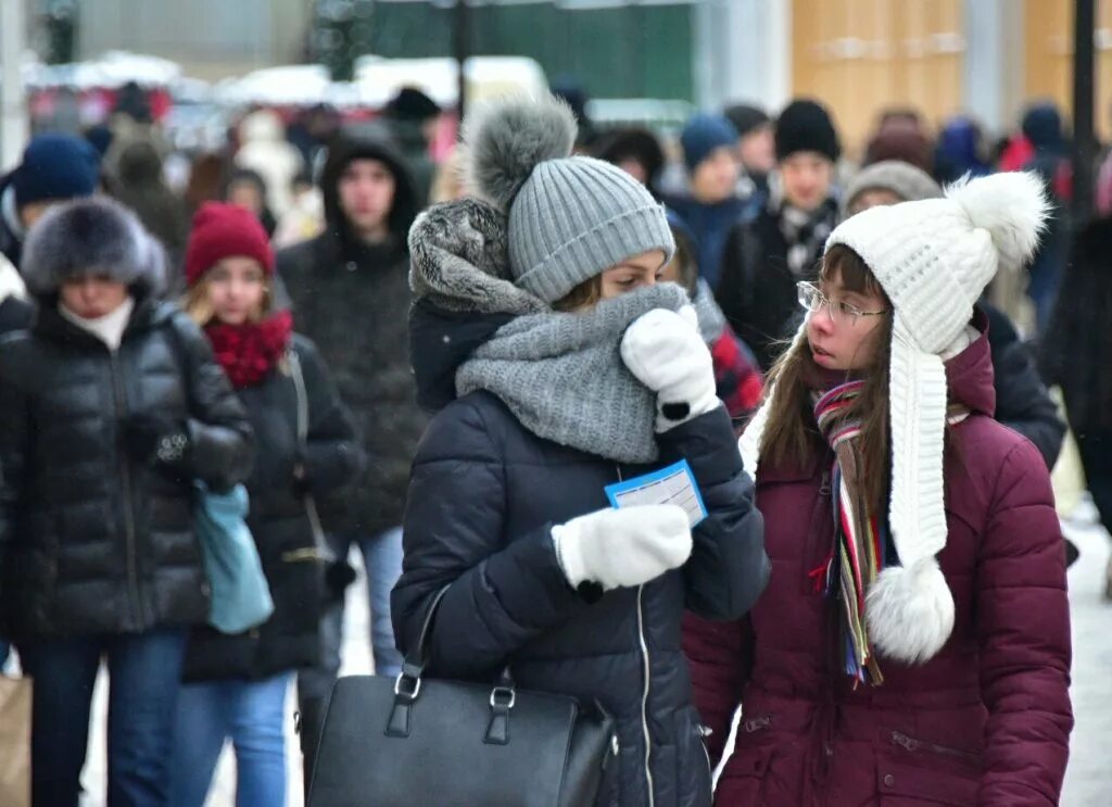 Сильный мороз в москве. Зимняя улица с людьми. Люди на улицах Москвы зимой. Россияне зимой. Люди в Москве зимой.