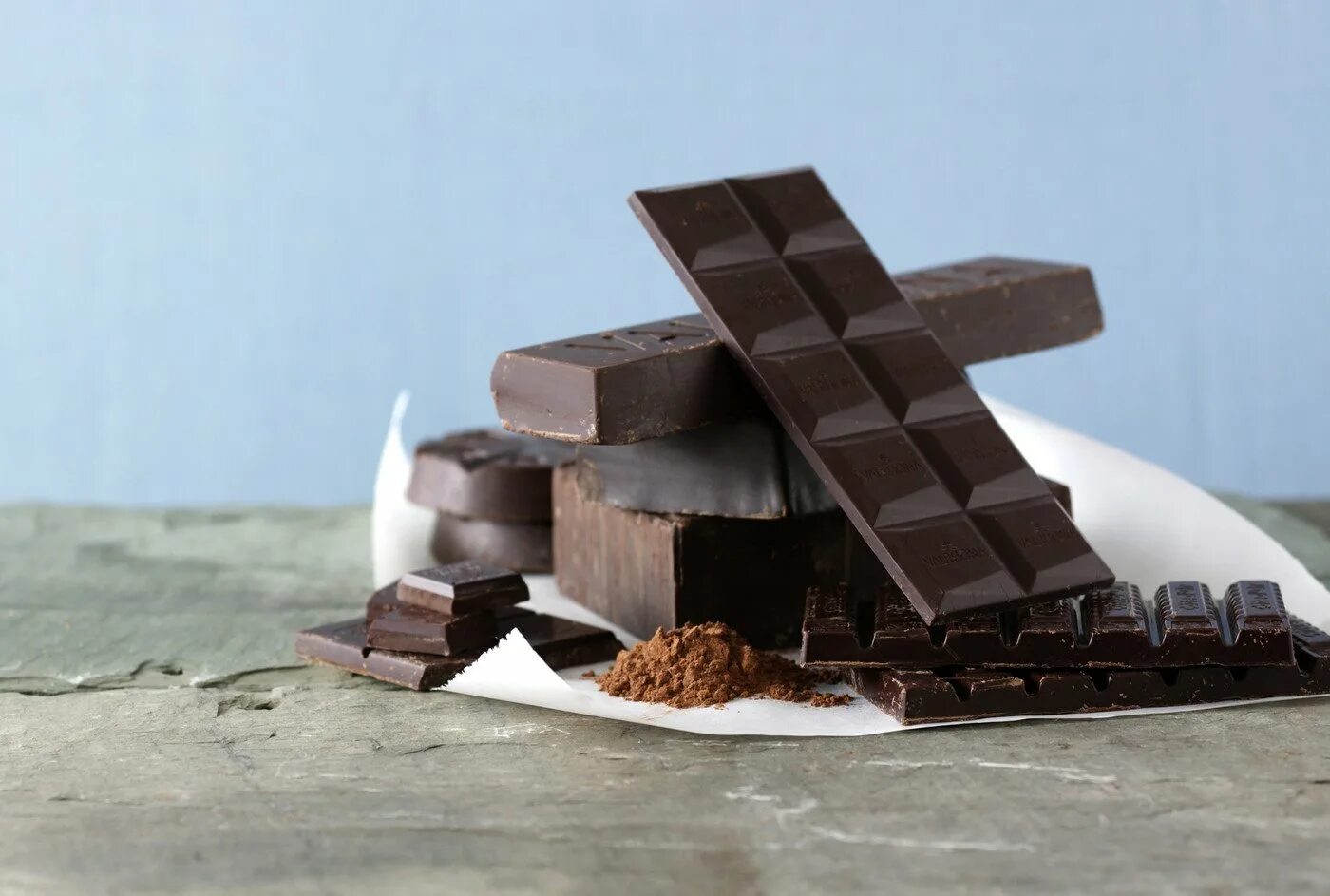 Темный шоколад фото. Шоколад Горький. Черный шоколад. Черный пористый шоколад. Море шоколада.