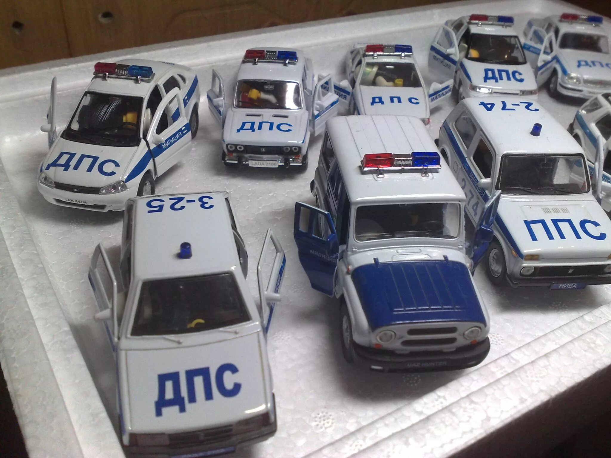 игрушечные машины. Kinsmart машинки 65158. есть игрушечные машинки. гараж из картона для машинок. можно игрушечных машин.