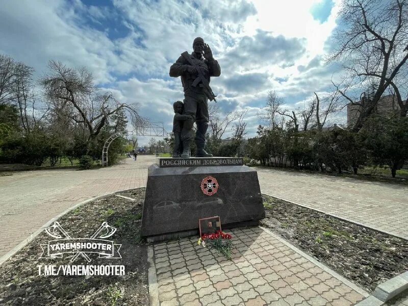 монумент добровольцам танкистам челябинск вечный огонь. памятник героям танкистам челябинск. памятник российским добровольцам лнр. памятник танкистам добровольцам в челябинске. памятник танкистам добровольцам в челябинске.