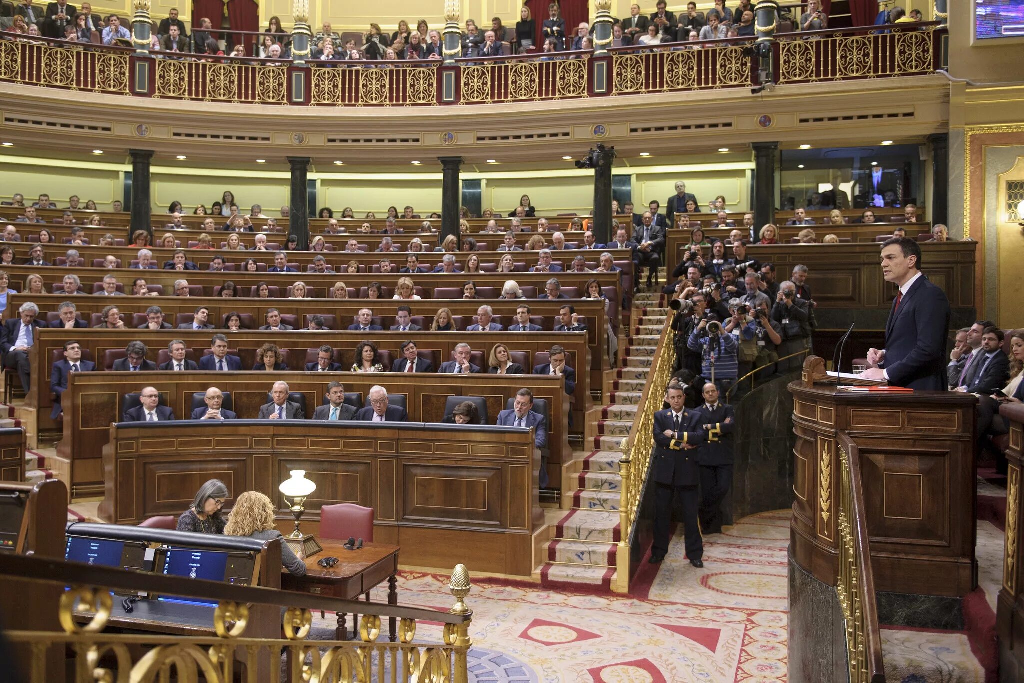 Парламент страны х принял