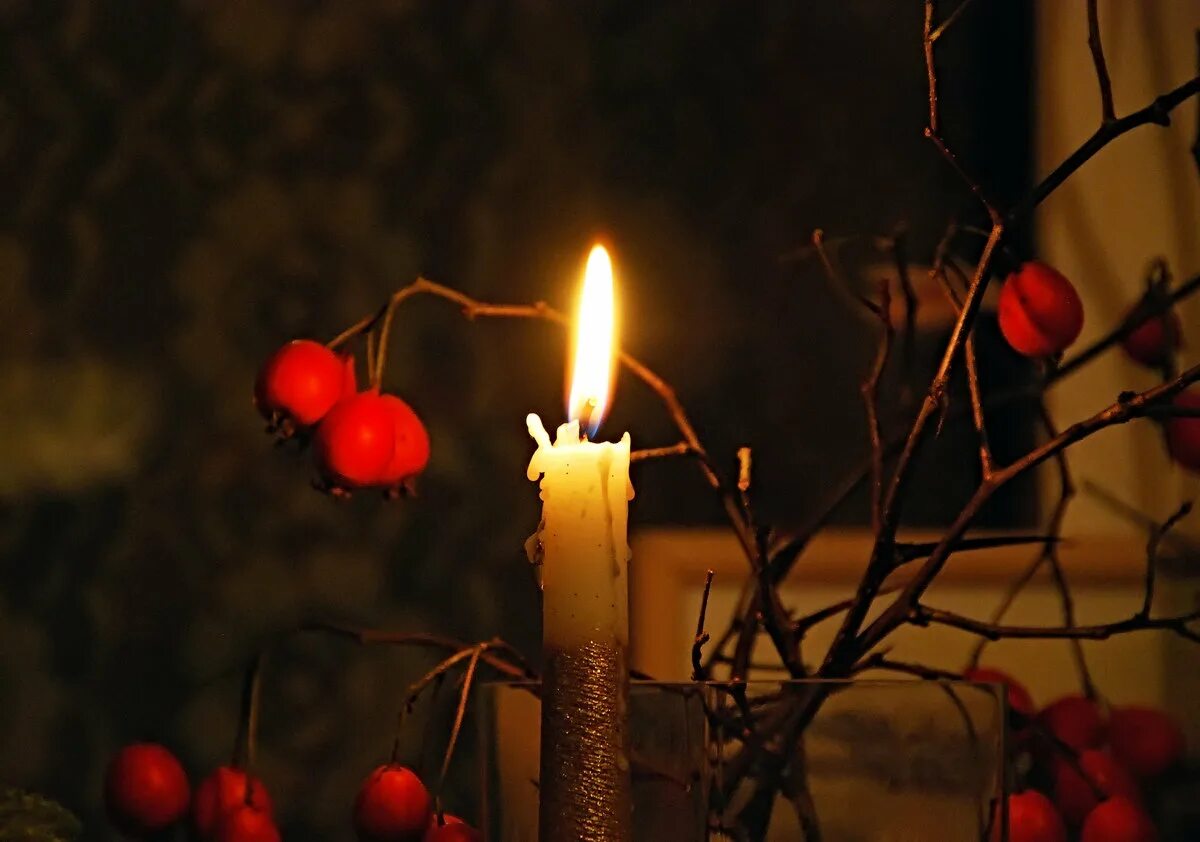 Свечная магия. Деревенский дом светчи. Две горящие свечи. Свеча зимний вечер. Осень горящие свечи.