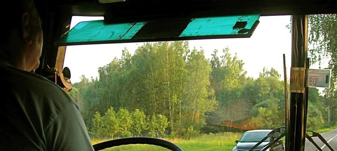 Водитель 90 автобуса. Водитель 90 автобуса. Автобус. Mercedes o305 кабина. Икарус с80.