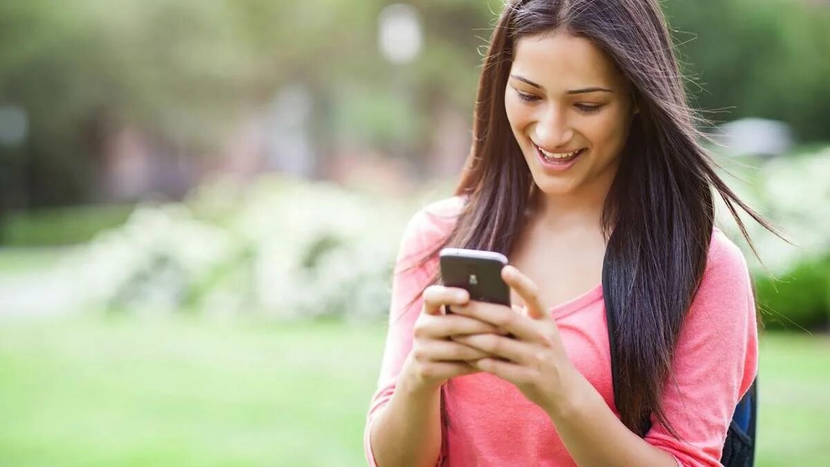 Onita de mas логотип. Suparak wanchitwong facebook. Мятежный дух. Девушка смотрит в смартфон. Amor.