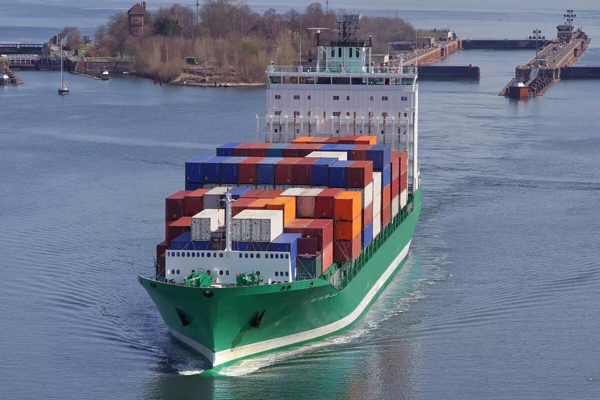 Фидерное судно. Feeder container vessel. спортивное фидерное судно. контейнеровоз фидер судно в киле.