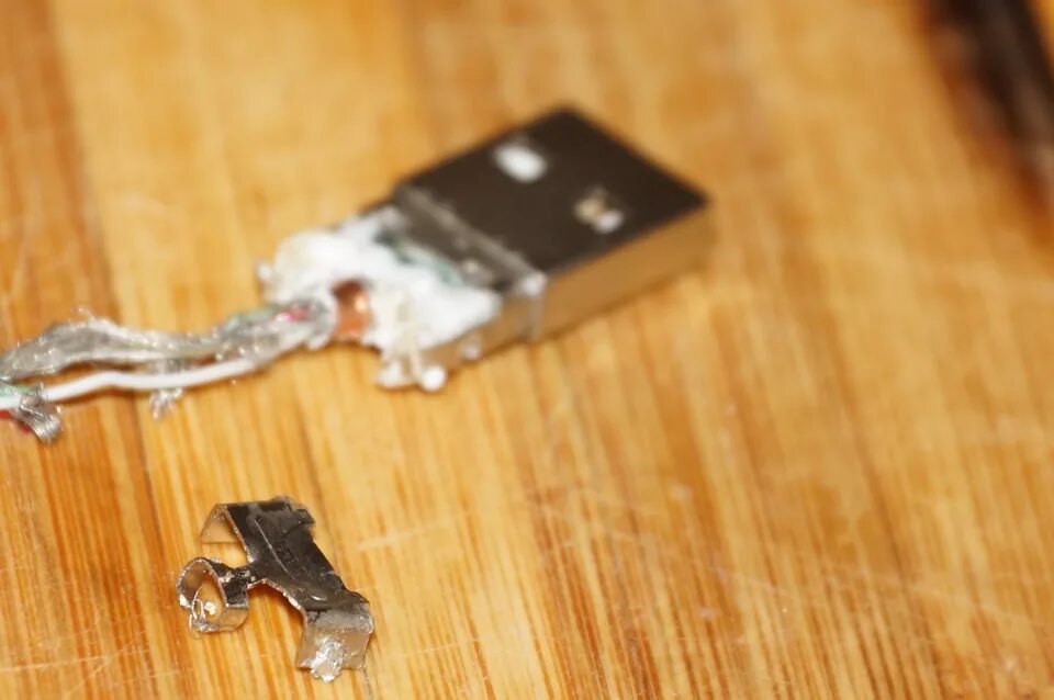 Как починить зарядку от айфона. Сломанный usb провод. починить провод usb. usb чиним шнур. разбор usb кабеля.