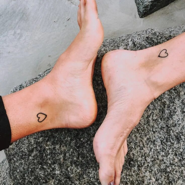 Маленькие татуировки. Небольшие тату для девушек. Маленькая тату на ноге сердечко. Маленькая татуировка на ноге. Маленькая тату на ноге сердечко.