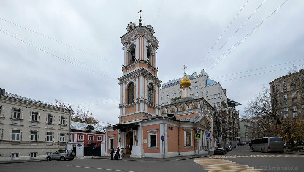 Храм воскресение словущее брюсов. Храм в успенском вражке москве. памятник ростроповичу брюсов переулок воскресения словущего. церковь вознесения словущего москва 1930. крестильня церкви воскресения словущего.