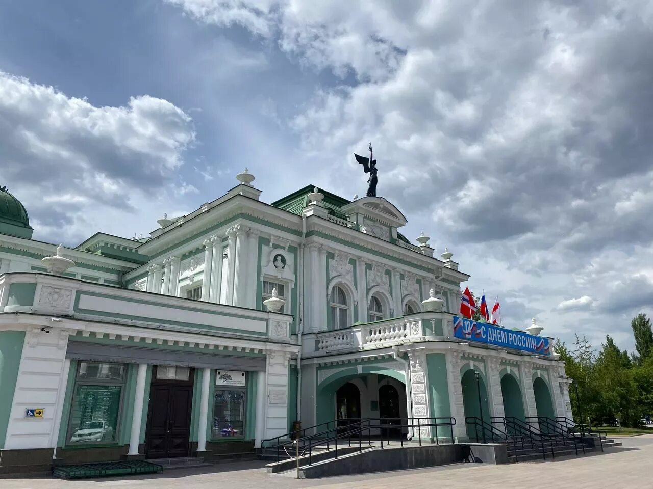 Омский Академический театр драмы Омск. Омский драматический театр 1874 года постройки. Омск театр белая столица.