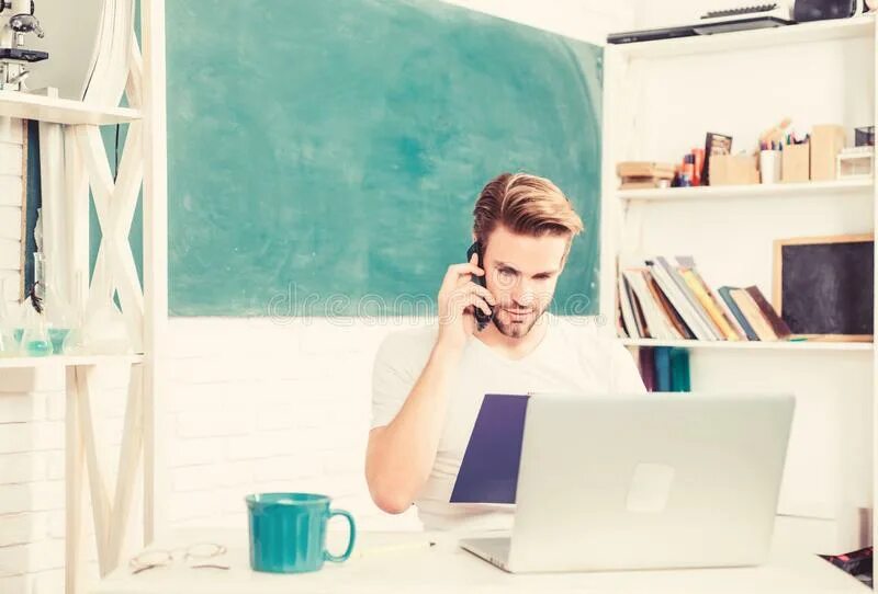 Студент утром. Доброе утро студент. Доброе утро студент очкарик. Просыпаться в 6 часов. Утро студента.