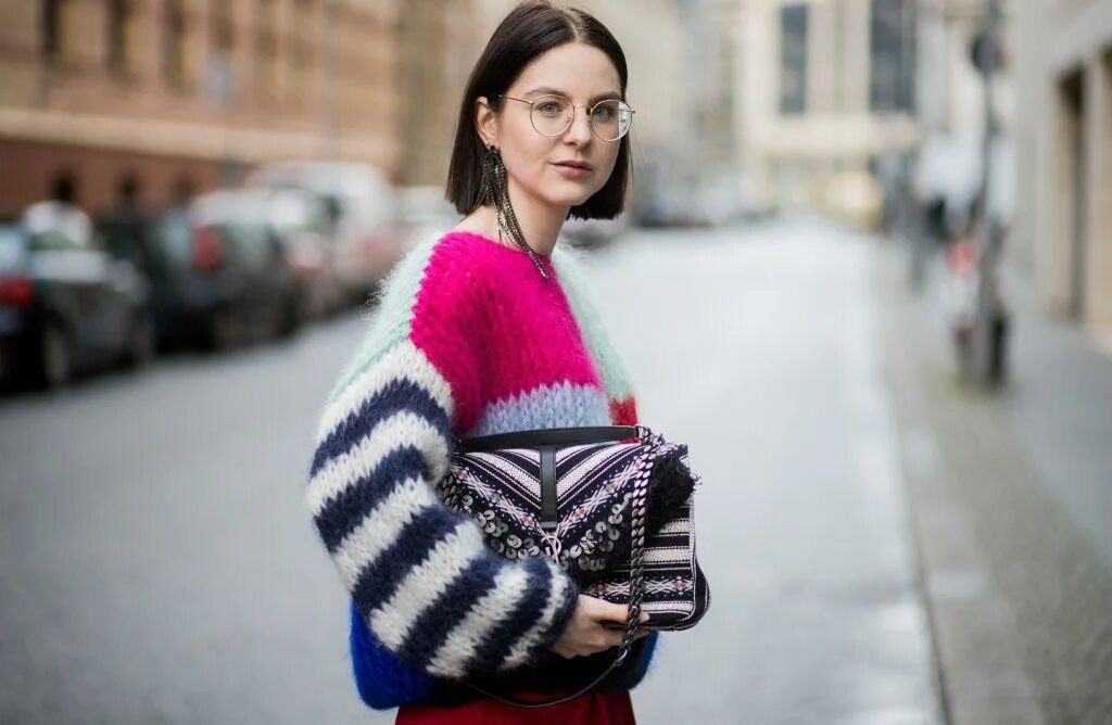 Daisyknit одежда. Daisy knitwear. Пуховик дейзи вики сьюс. Фото платье лапша с пиджаком после 40 лет 2024. Дэйзи беван.