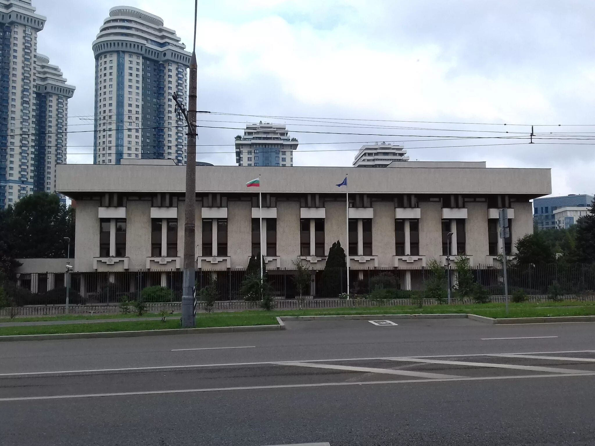 Посольство ханой. Мосфильмовская посольство Болгарии. Болгарское посольство в Москве. Посольство РФ В Болгарии. Здание посольства Болгарии в Москве.