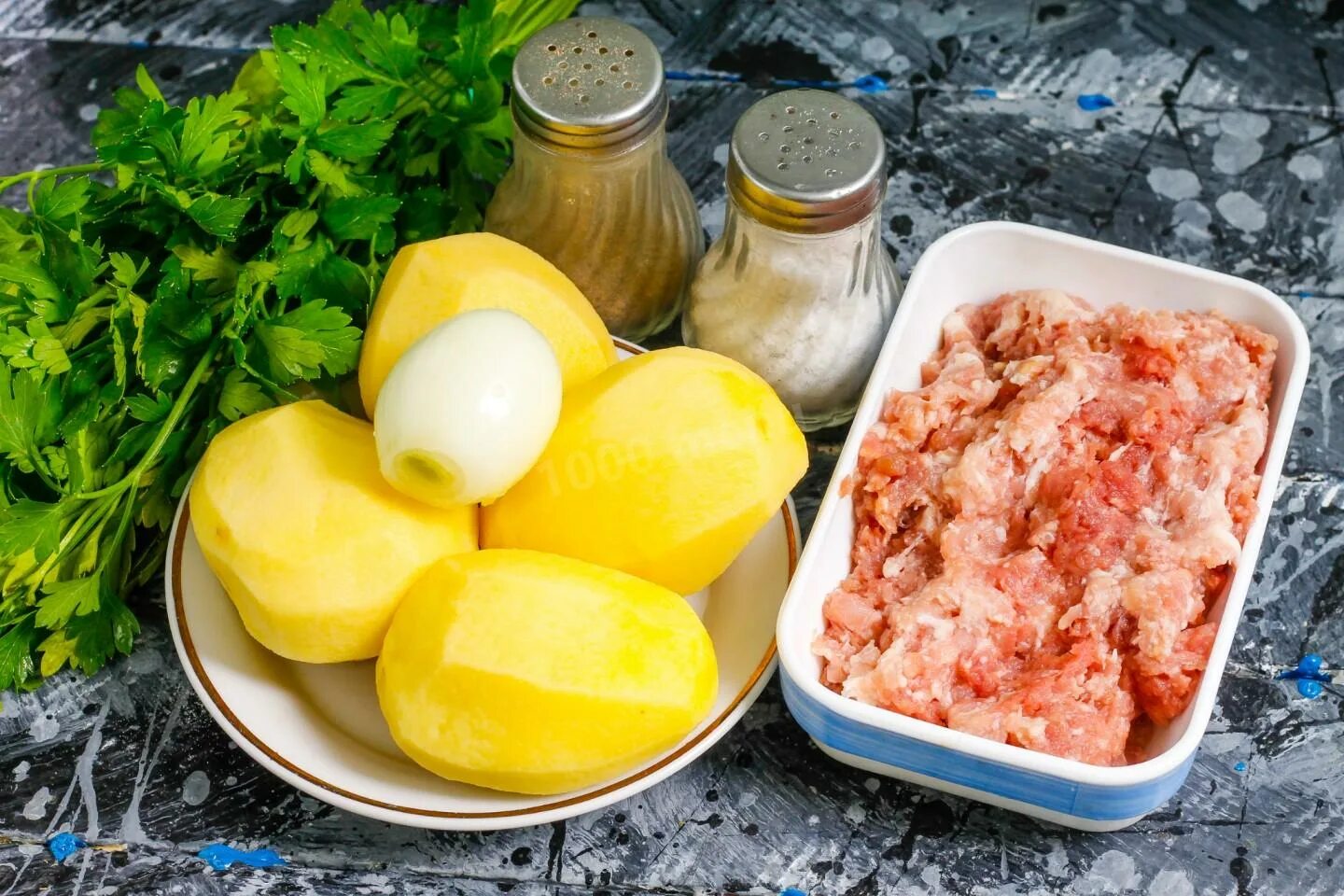 Фарш сливочное масло. Картошка с фаршем. картофельный фарш. фарш с картошкой и луком. ингредиенты для картофельной запеканки.