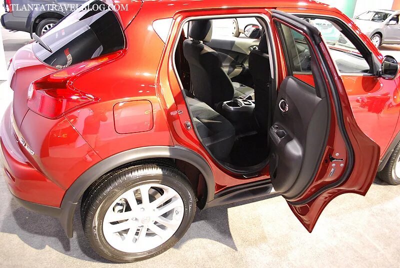 Ниссан жук задняя дверь. Ниссан жук 4 двери. nissan juke 2012 открытые двери. nissan juke задняя дверь. ниссан жук открытые двери.
