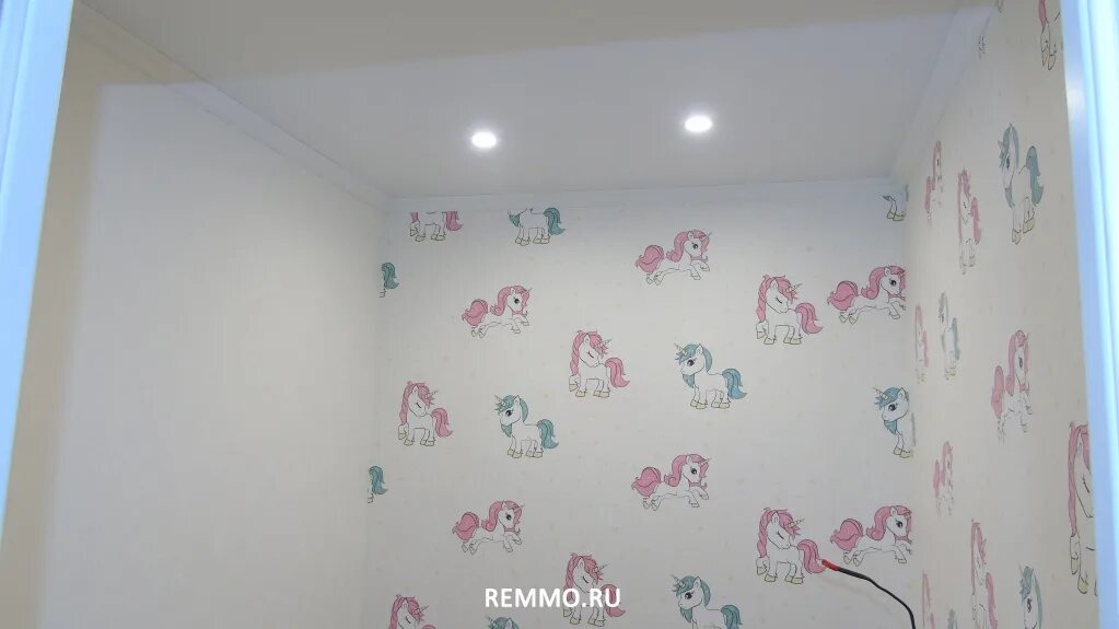 белые обои просвечивают