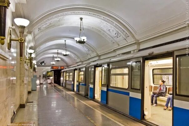 Метро октябрьская кольцевая. Станция октябрьская радиальная. Москва октябрьская вокзал. Метро на октябрьском вокзале. Станция октябрьская новосибирск.