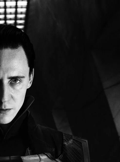 Loki reader. Локи лафейсон раненый. Локи в фильме мстители. Локи и хела любовь. Локи марвел.