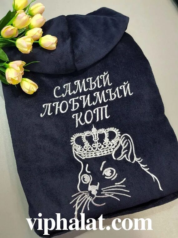 Вип кот. Халаты с вышивкой котики. вышивка на халате кот. котик на медицинском халате вышивка. халат махровые с котом в питере.