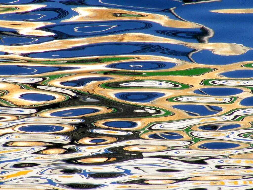 отражение в воде. водная гладь. зеркальная вода. отражение в воде. отражение в воде.