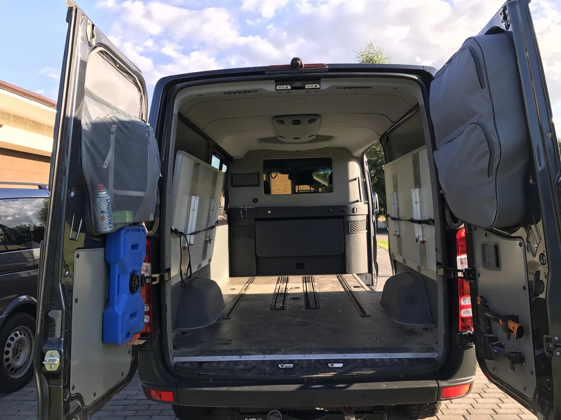 Задняя дверь спринтер классик. Мерседес Спринтер 4х4 внутри. Mercedes Sprinter 4x4 Low Roof. Мерседес Спринтер 4х4 салон. Мерседес Спринтер Классик тент.