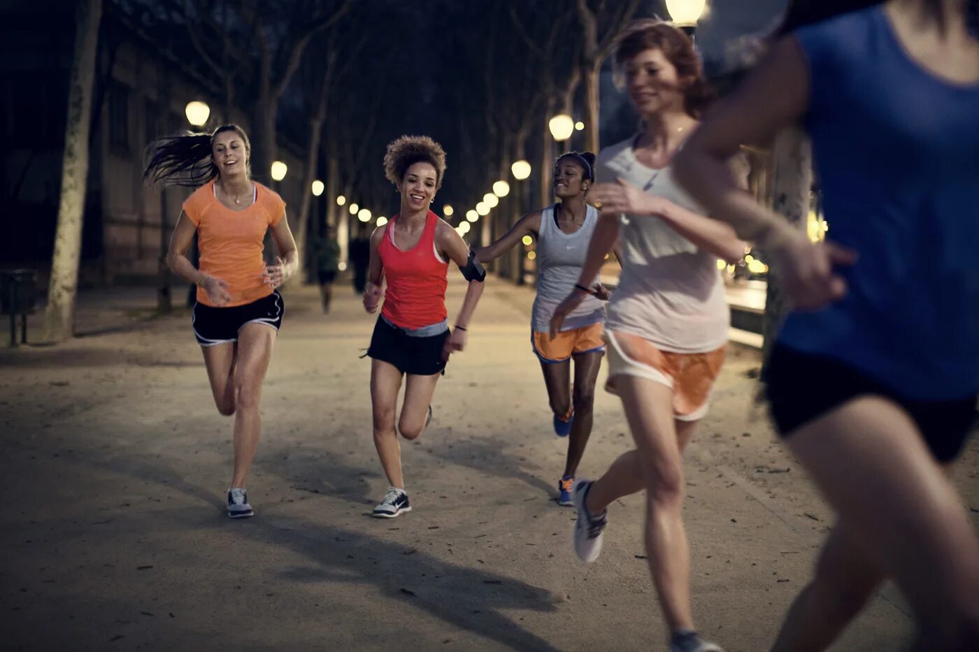 Nike Running бег. Девушка бежит. Бегущий человек. Бегущие люди в городе. Включи наперегонки свет