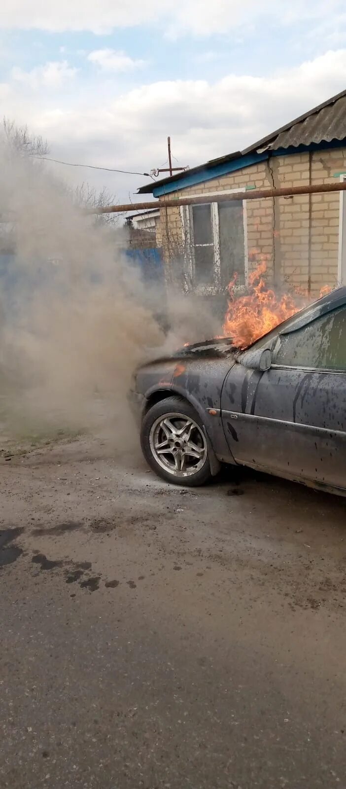 Горящий автомобиль. Пожарные тушат дом. Пожар в Курской области.