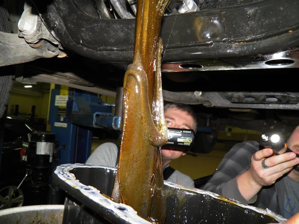 Как поменять масло в машине на даче. Слив масла с коробки ваз 2112. Сливная пробка масла кпп ваз 2110. Лёгкий способ поменять масло в авто без эстакады. Ваз 2112 лампочка давления масла.