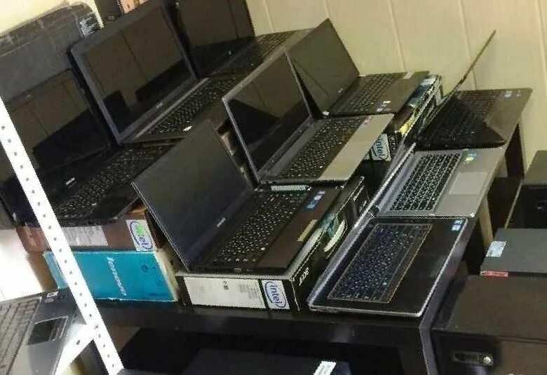 Покупка бу ноутбука. Много ноутбуков. Ноутбуки куча. Барахолка ноутбуков. Ноутбук б/у компьютер.