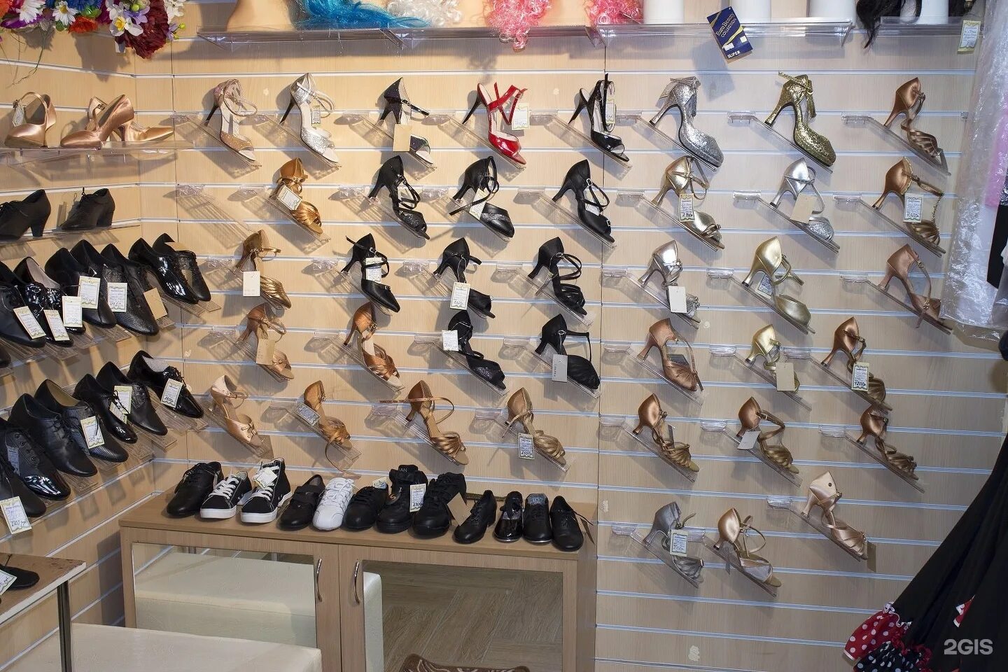 Магазин танцев купить. Магазин танцевальной одежды и обуви. Магазин обуви для танцев. Туфли танцы магазины. Одежда и обувь для танцев.